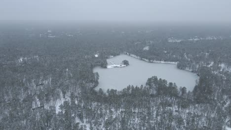 Dichter-Nebel-über-Dem-Zugefrorenen-See-Und-Verschneiten-Wald-In-New-Jersey-Im-Winter