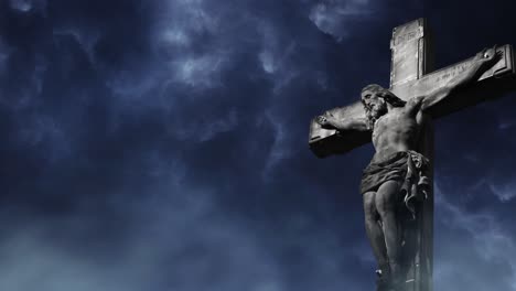 Statue-Von-Jesus-Am-Kreuz-Auf-Dunklem-Wolkenhintergrund
