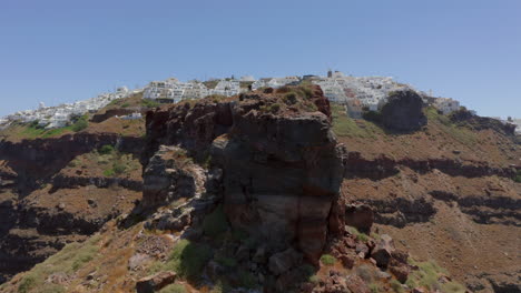 Luftbild:-Überfliegen-Eines-Mannes,-Der-Auf-Dem-Skaros-Felsen-In-Santorini,-Griechenland,-Spazieren-Geht