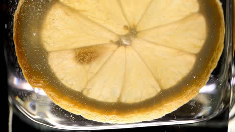 Zitronenscheibe,-Die-Hautnah-Ins-Wasser-Fällt