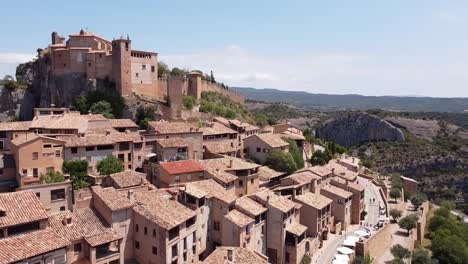 Alquezar-En-Huesca,-Aragón,-España-–-Vista-Aérea-De-Drones-Del-Hermoso-Pueblo,-Antiguo-Castillo,-Murallas-Y-Cañón
