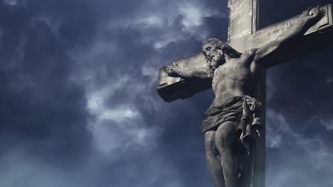 Jesús-En-La-Cruz-Sobre-Un-Fondo-De-Nubes-Oscuras