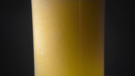 Cerveza-Pilsner-Ale-Nublada-Y-Nebulosa-Que-Se-Vierte-En-Un-Vaso