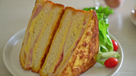 Hausgemachter-Sandwich-Schinken-Käse-Auf-Weißem-Teller