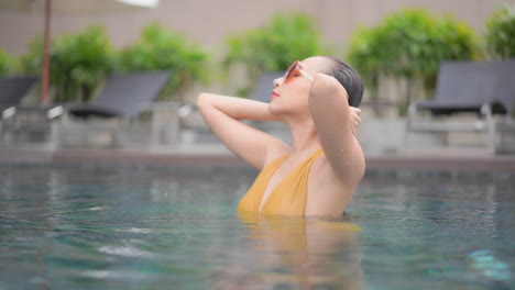 Sexy-Exotische-Frau-Im-Schwimmbad-Mit-Sonnenbrille,-Tropisches-Urlaubskonzept,-Vollbild