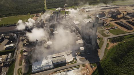 Giftiger-Rauch,-Der-Aus-Den-Schornsteinen-Einer-Industriefabrik-In-Uruguay,-Südamerika,-Aufsteigt