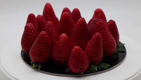 Frische-Reife-Erdbeeren-Auf-Weißem-Display-Rotieren