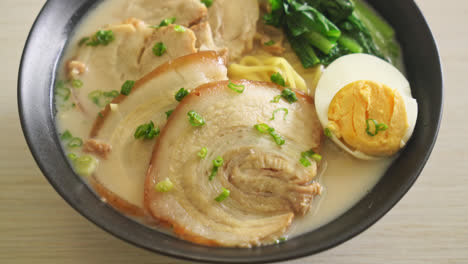 Ramen-Nudeln-In-Schweineknochensuppe-Mit-Gebratenem-Schweinefleisch-Und-Ei-Oder-Tonkotsu-Ramen-Nudeln---Japanische-Küche