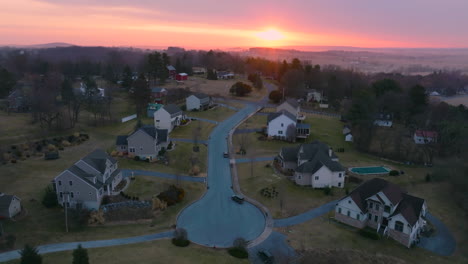 Amerikanische-Häuser-Sackgasse-Bei-Sonnenuntergang