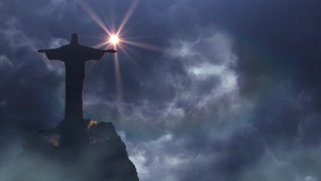 Estatua-De-Jesús-En-La-Montaña-Con-Fondo-De-Nubes-Oscuras