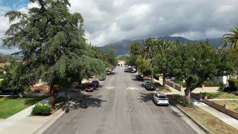 Luftdrohne-über-Der-Von-Bäumen-Gesäumten-Straße-Des-Vorortviertels-In-Pasadena-An-Bewölkten-Tagen