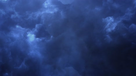 Tormenta-De-4k-Dentro-De-Nubes-Cumulonimbus-En-Cielo-Oscuro