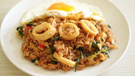 Gebratener-Reis-Mit-Tintenfisch-Und-Basilikum-Spiegelei-Im-Thailändischen-Stil---Asiatischer-Essensstil