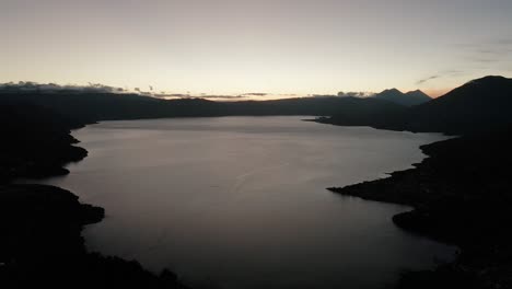 Toma-De-Drones-Del-Tranquilo-Lago-De-Atitlán-En-Guatemala-Durante-La-Puesta-De-Sol