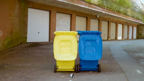 Ukraine-Gelb-blaue-Flagge-Farbige-Abfallbehälter,-Die-Von-Russischem-Müll-überfallen-Wurden