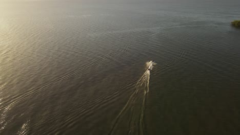 Luftaufnahme-Von-Parasailing-Allein-In-Weiten-Gewässern-Des-Meeres