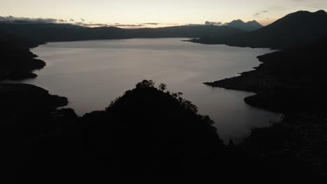 Drone-Volando-Sobre-La-Nariz-India-En-El-Lago-Atitlán,-Guatemala-Durante-La-Puesta-De-Sol