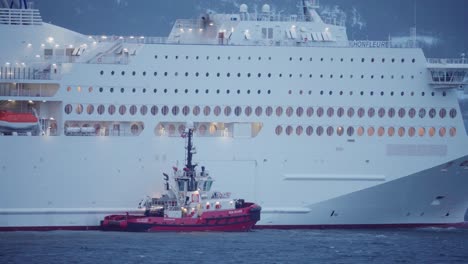 Schlepper-Neben-Kreuzfahrtschiff-In-Norwegen.-Weit
