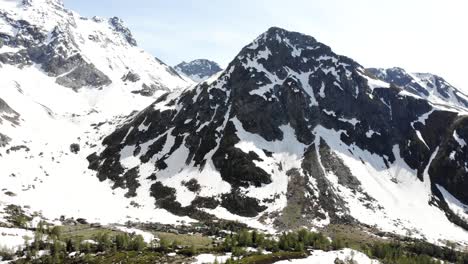 Panoramaflug-über-Den-Mässersee-Mit-Blick-Auf-Das-Schneebedeckte-Abgelegene-Binntal-Im-Wallis,-Schweiz-Zu-Anfang-Des-Sommers