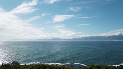 Schöner-Zeitraffer-Der-Südafrikanischen-Küste-Unter-Blauem-Himmel-Und-Meer