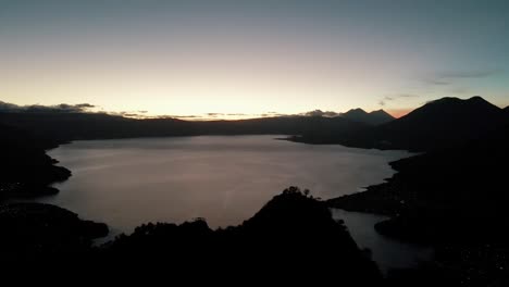 Amanecer-Aéreo-En-Nariz-India,-Lago-Atitlan-Guatemala