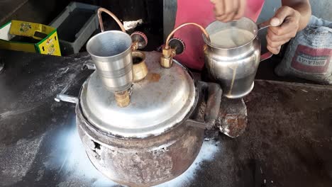 Ladenbesitzer,-Der-An-Seinem-Teestand-Heißen,-Köstlichen-Indischen-Tandoori-Tee-Oder-Tandoori-Chai-Zubereitet