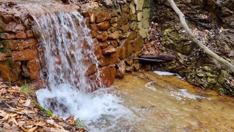 Wasserfall-Eines-Bachwasserstroms-Im-Wald-An-Einem-Wintertag
