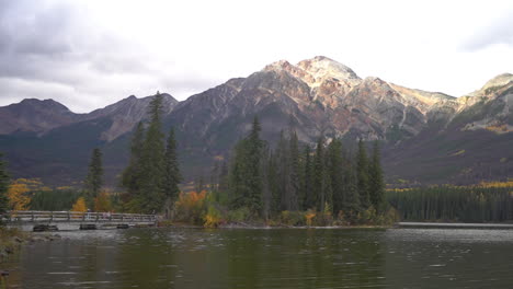 Pyramid-Lake-Und-Pyramid-Island,-Malerische-Orte-Und-Natürliche-Wahrzeichen-Des-Jasper-Nationalparks,-Kanada-In-Der-Herbstsaison