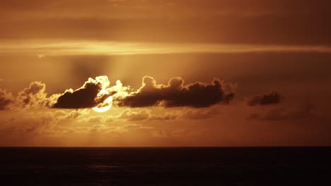 Wunderschöner-Sonnenuntergang-Im-Zeitraffer-über-Dem-Meer-Mit-Orangefarbenem-Himmel-Und-Sich-Bewegenden-Wolken