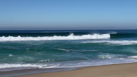 Surfista-Montando-Una-Ola-En-Monterey,-California