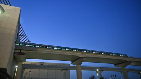 4k:-Dubai-Metro-Train-Verlässt-Den-Bahnhof-Expo-2020,-Die-Metro-Ist-Ein-Schnellbahnnetz-In-Der-Stadt-Dubai,-Vereinigte-Arabische-Emirate