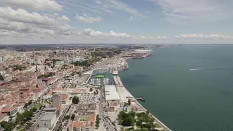 Luftschwenk-Zeigt-Die-Hafenstadt-Setúbal-In-Portugal