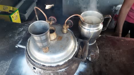Tandoori-Chai-In-Indien---Würziger-Milchtee,-Der-Direkt-Aus-Dem-Tandoori-Ofen-über-Eine-Heiße-Terrakottatasse-Gegossen-Wird---Tandoori-Tee-In-Der-Zubereitung