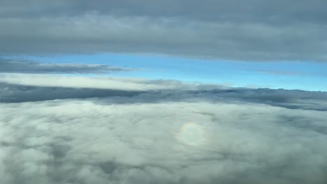 Vista-De-Cabina-Volando-Entre-Capas-De-Nubes-Con-El-Saludo-Del-Avión-En-Frente,-Luz-Del-Día
