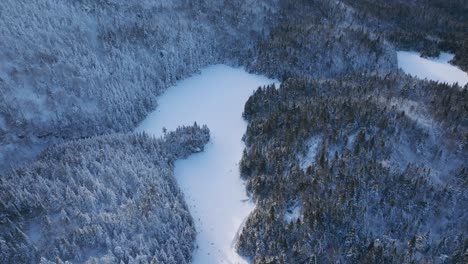 Bereifter-Fluss-In-Den-Winterbergen-Von-Ostquebec,-Kanada