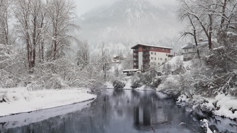 Invierno-En-Leavenworth,-Washington,-Flujo-Del-Río-A-Través-Del-Follaje-Madera-De-Invierno