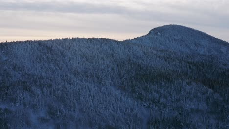 Mittlere-Nahaufnahme-Der-Schneebedeckten-Berggipfel-Der-östlichen-Townships-Von-Quebec,-Kanada---Linke-Schwenkluftaufnahme