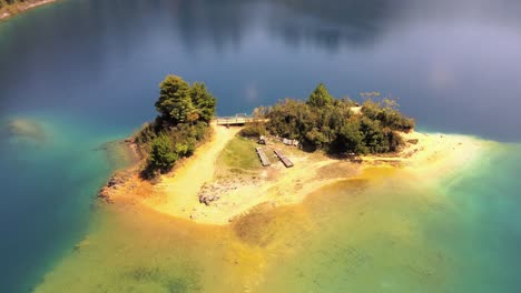 Antenne:-Schöne-Sandinsel-Im-Blauen-Wasser,-4k-Drohnenlandschaft-Bogenaufnahme