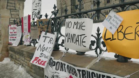 Freedom-Convoy-2022---Placards-Posting-On-The-Front-Yard-Fence-Of-Parliament-Hill-In-Ottawa,-Canada