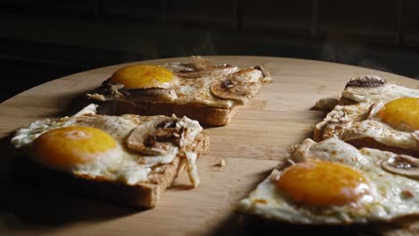 Köstlicher-Ei-Toast-Mit-Champignons-Frisch-Zum-Frühstück-Zubereitet
