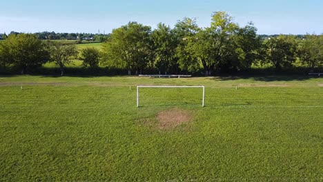 Campo-De-Fútbol-Vacío-Y-Gol-Con-Hierba-Verde