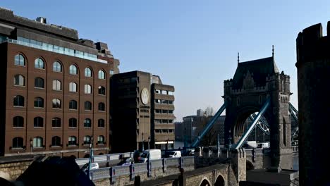 Mirando-Hacia-El-Puente-De-La-Torre-Del-Cruce-De-Tráfico,-Londres,-Reino-Unido
