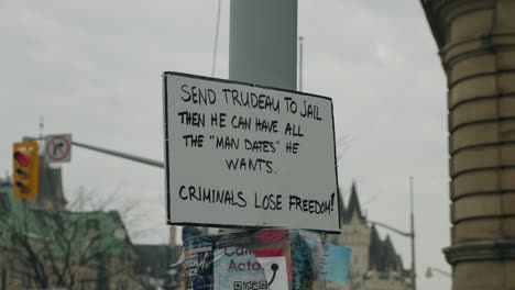 Placard-With-Handwritten-Message-"Send-Trudeau-To-Jail"-Posted-Along-The-Street-During-Freedom-Convoy-Protest-In-Ottawa,-Canada