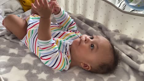 Bebé-Afroeuropeo-De-2-Años-En-Su-Cuna