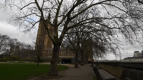 View-towards-Palace-of-Westminster-and-House-of-Lords,-London,-United-Kingdom