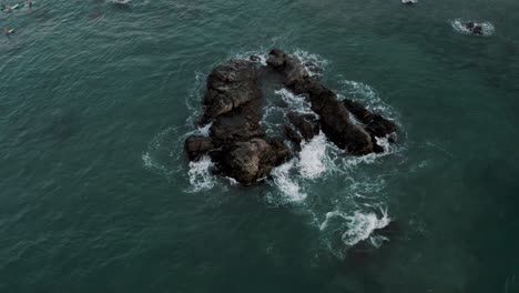 Foamy-Waves-Splashing-On-The-Rocks-Of-The-Ocean-In-Puerto-Escondido,-Oaxaca,-Mexico---aerial-drone-shot