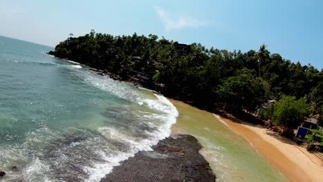 Luftdrohne-über-Beliebtem-Sandstrand-Mit-Touristen-In-Strandhotels-Auf-Palmenhügeln-In-Sri-Lanka