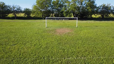 Campo-De-Fútbol-Vacío-Y-Gol-Con-Hierba-Verde