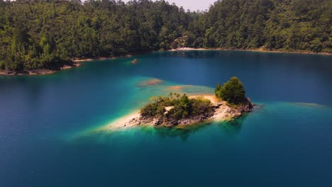 Aerial:-beautiful-island-in-blue-water,-Lagunas-de-Montebello-Mexico,-4K-scenery