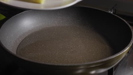 Fügen-Sie-Pflanzenöl-In-Die-Pfanne,-Bevor-Sie-Kartoffeln-Zu-Einem-Schmackhaften-Gericht-Braten